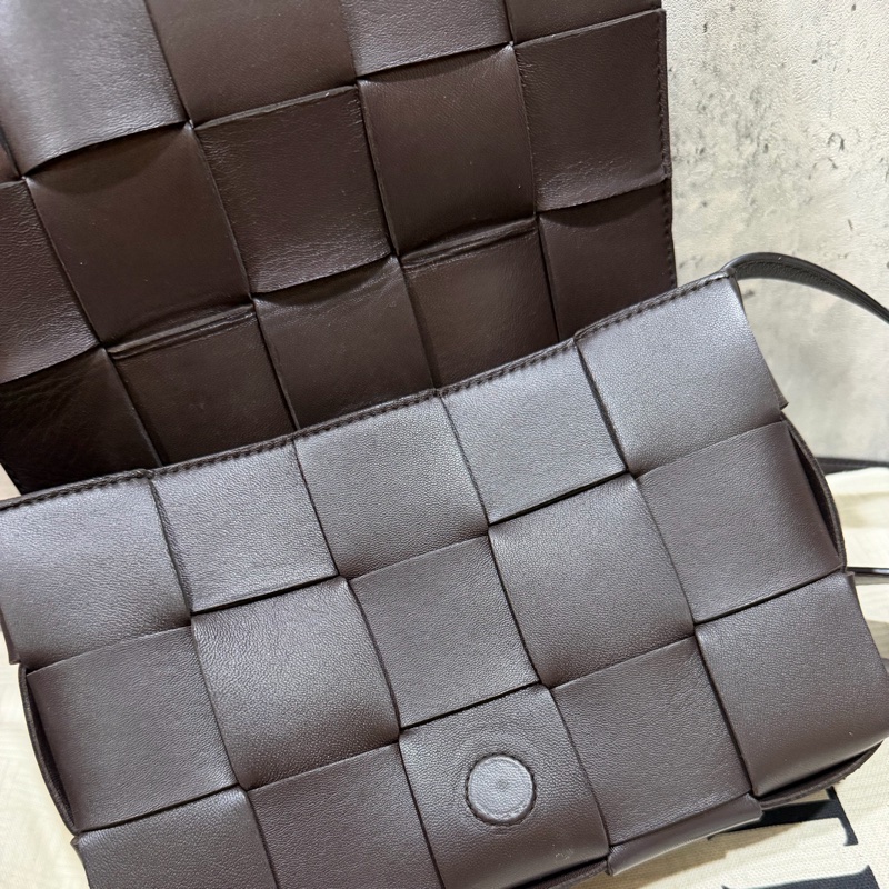 「年末特價」Bottega Veneta Cassette Bag fondant 深咖啡色.BV經典15格卡帶包-10