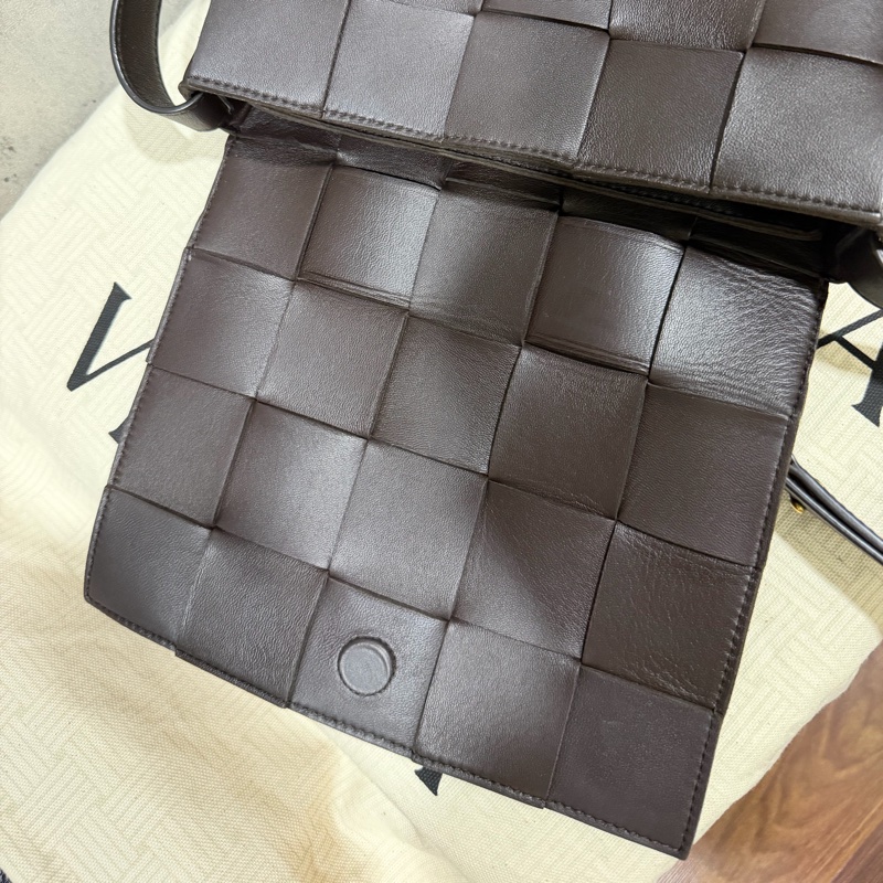 「年末特價」Bottega Veneta Cassette Bag fondant 深咖啡色.BV經典15格卡帶包-11