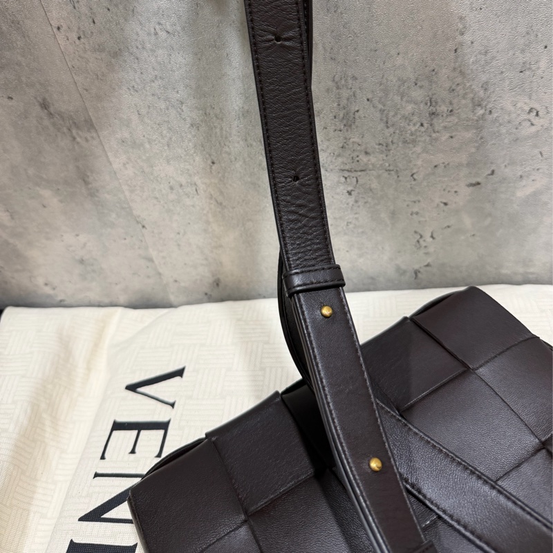 「年末特價」Bottega Veneta Cassette Bag fondant 深咖啡色.BV經典15格卡帶包-13