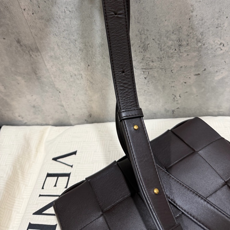 「年末特價」Bottega Veneta Cassette Bag fondant 深咖啡色.BV經典15格卡帶包-15
