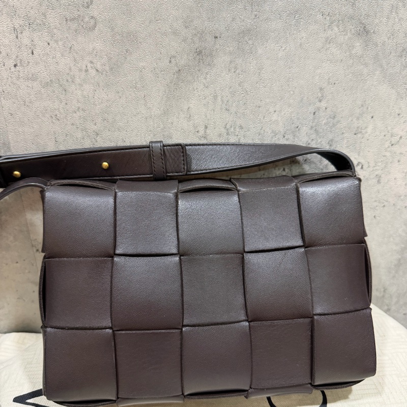 「年末特價」Bottega Veneta Cassette Bag fondant 深咖啡色.BV經典15格卡帶包-17