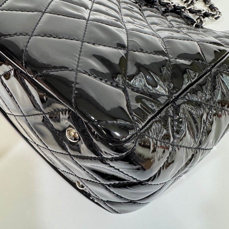 🕯️香奈兒個性女孩 Chanel 黑銀小牛漆皮大托特包A48898-13