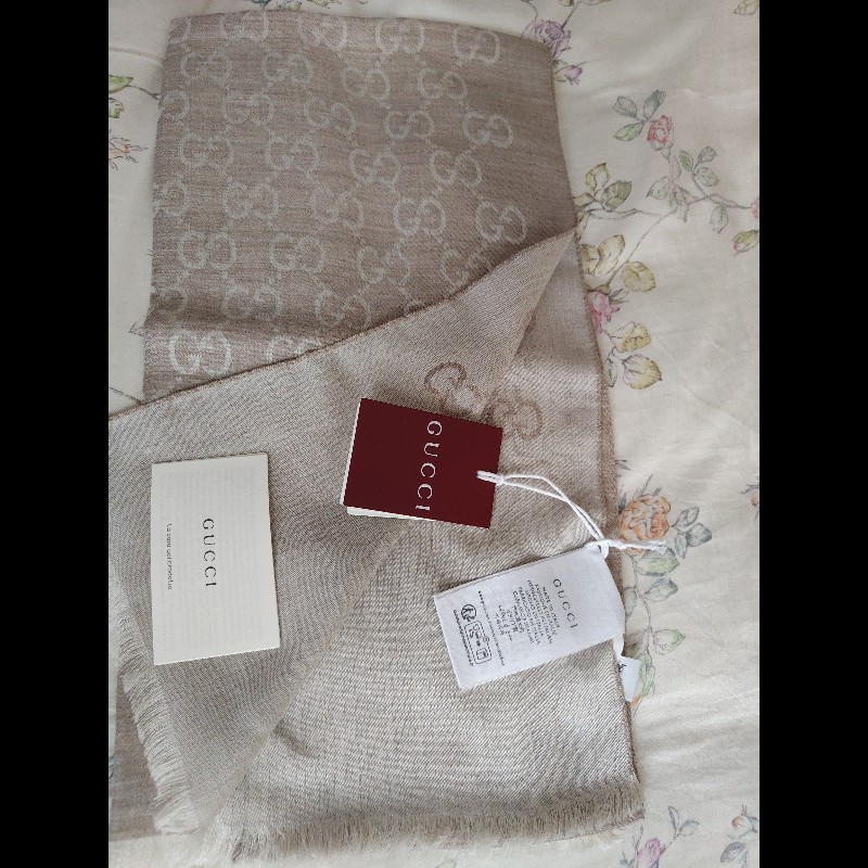 GUCCI 薄桑蠶絲雙面滿版圍巾（奶茶色）-0