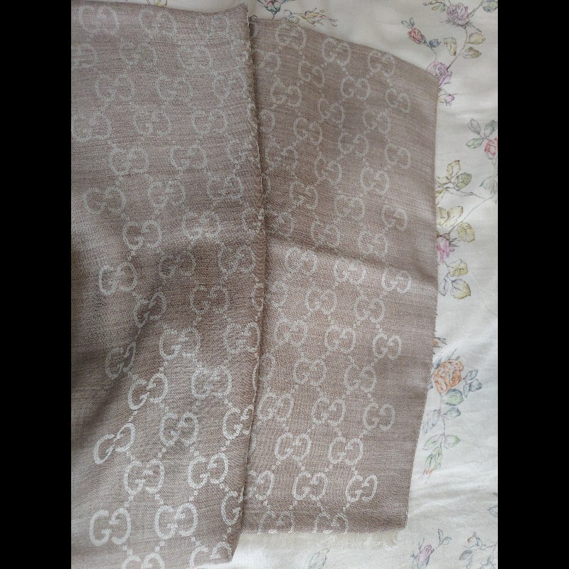 GUCCI 薄桑蠶絲雙面滿版圍巾（奶茶色）-1