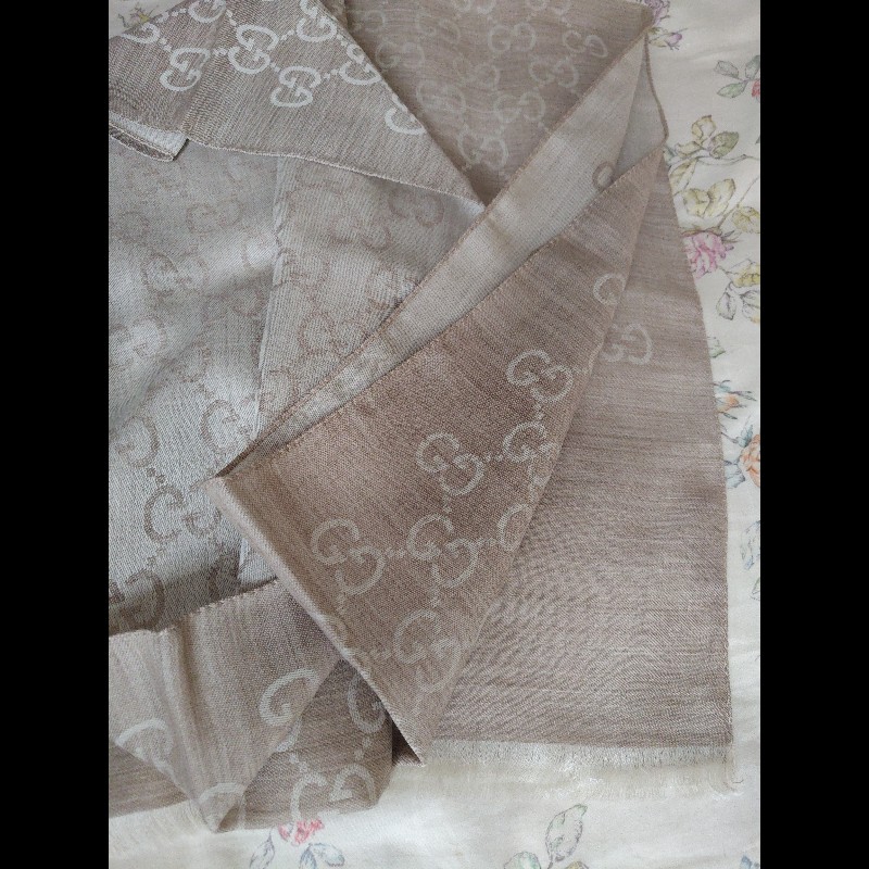 GUCCI 薄桑蠶絲雙面滿版圍巾（奶茶色）-3