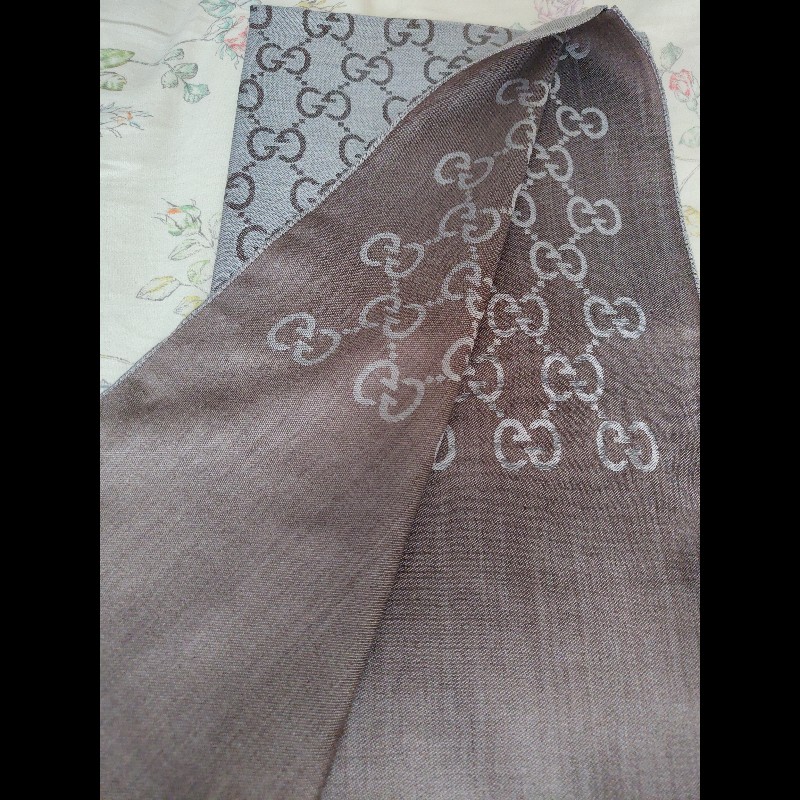 GUCCI 薄桑蠶絲雙面滿版圍巾（灰色）-1