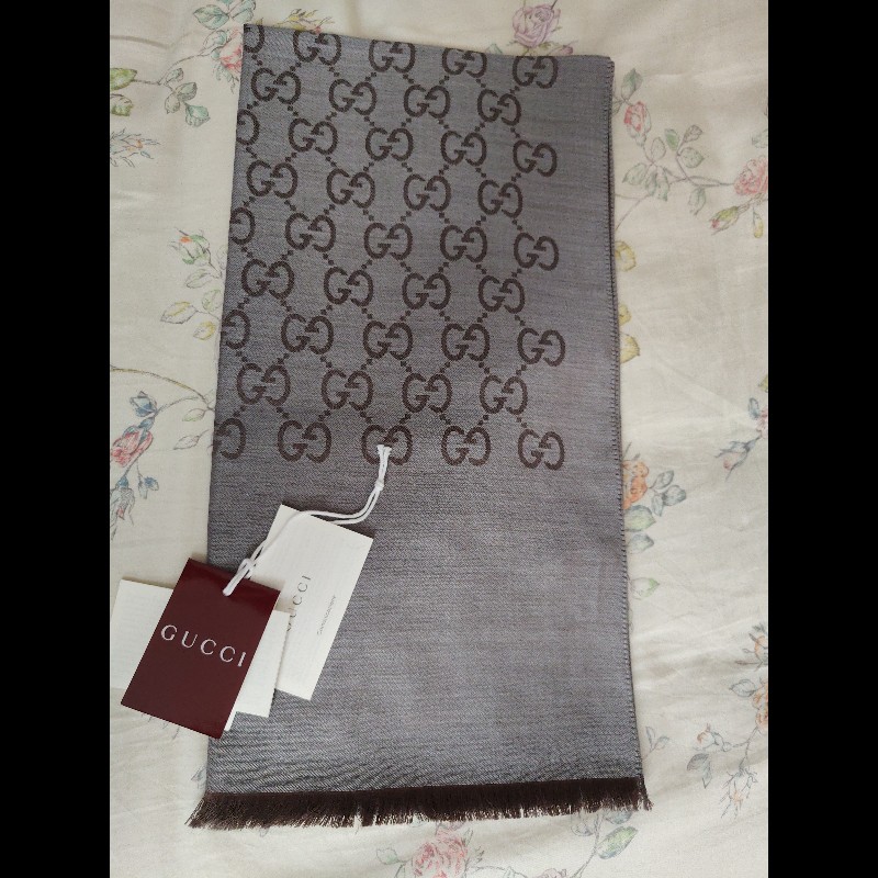 GUCCI 薄桑蠶絲雙面滿版圍巾（灰色）-5