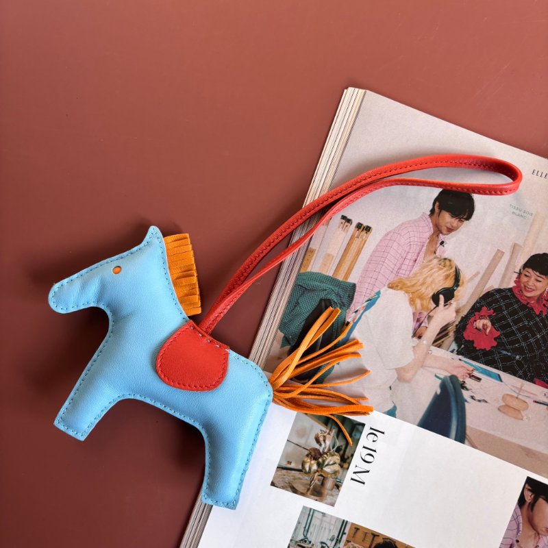 ::HERMES:: Rodeo小羊皮馬兒吊飾 (中/水藍X棕)-0