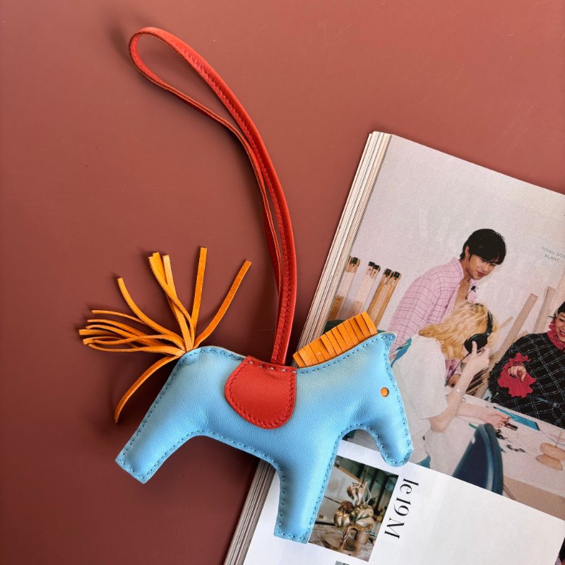 ::HERMES:: Rodeo小羊皮馬兒吊飾 (中/水藍X棕)-1