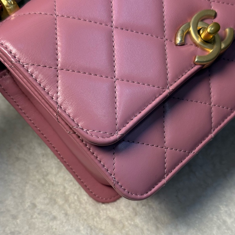 （2025/11月櫃上保養）Chanel雙金球粉色斜背包✨最新晶片款-8