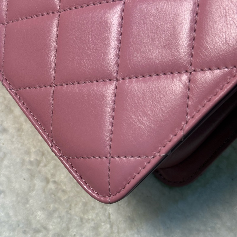 （2025/11月櫃上保養）Chanel雙金球粉色斜背包✨最新晶片款-10