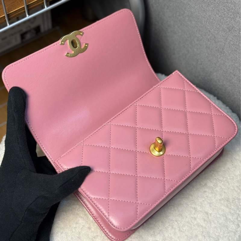 （2025/11月櫃上保養）Chanel雙金球粉色斜背包✨最新晶片款-11