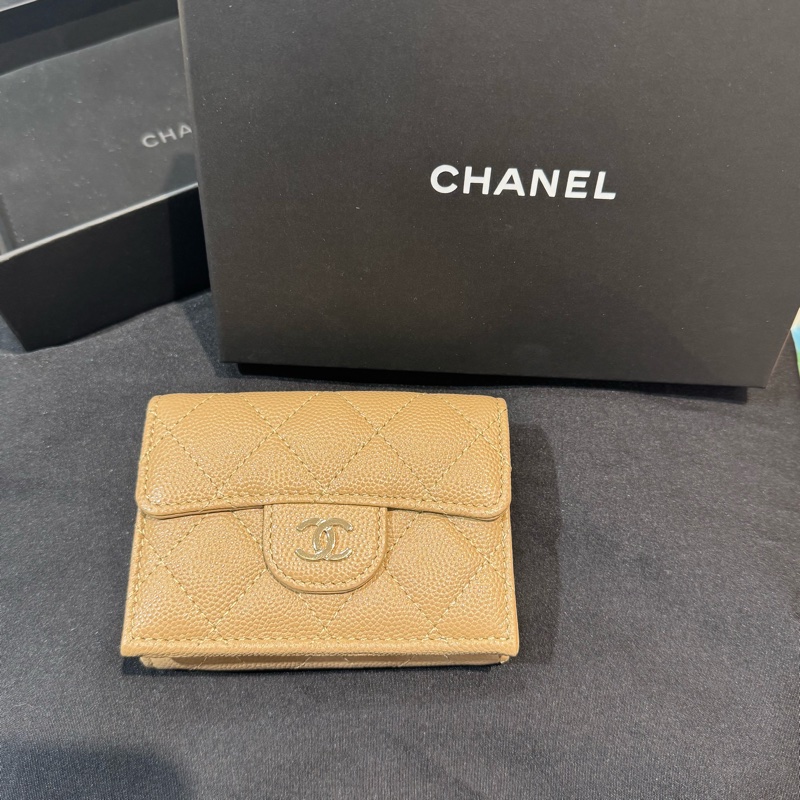 CHANEL奶茶色淡金三折短夾晶片-0