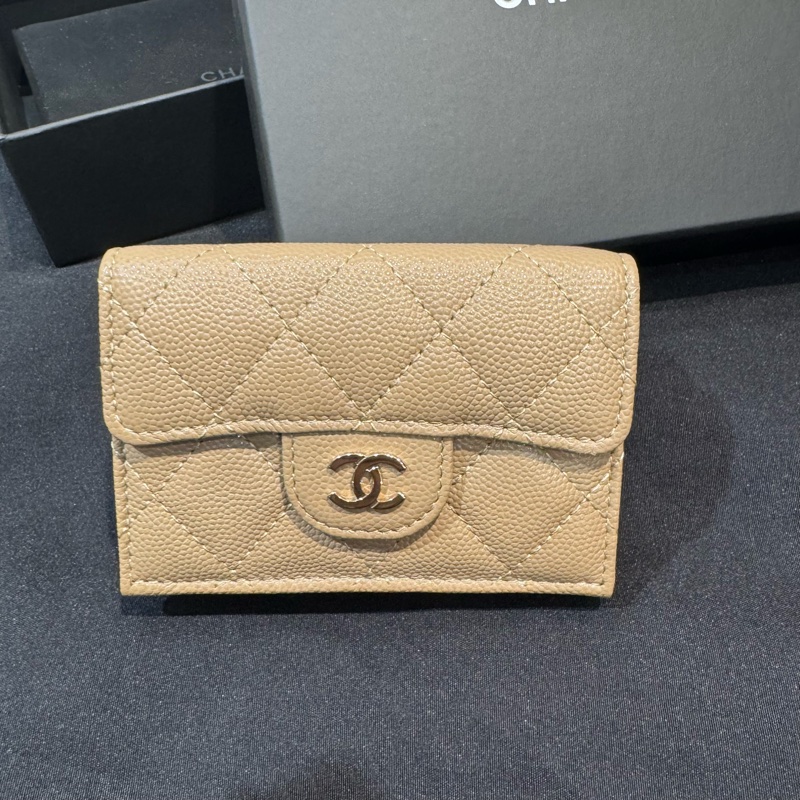 CHANEL奶茶色淡金三折短夾晶片-1