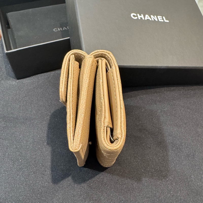 CHANEL奶茶色淡金三折短夾晶片-2