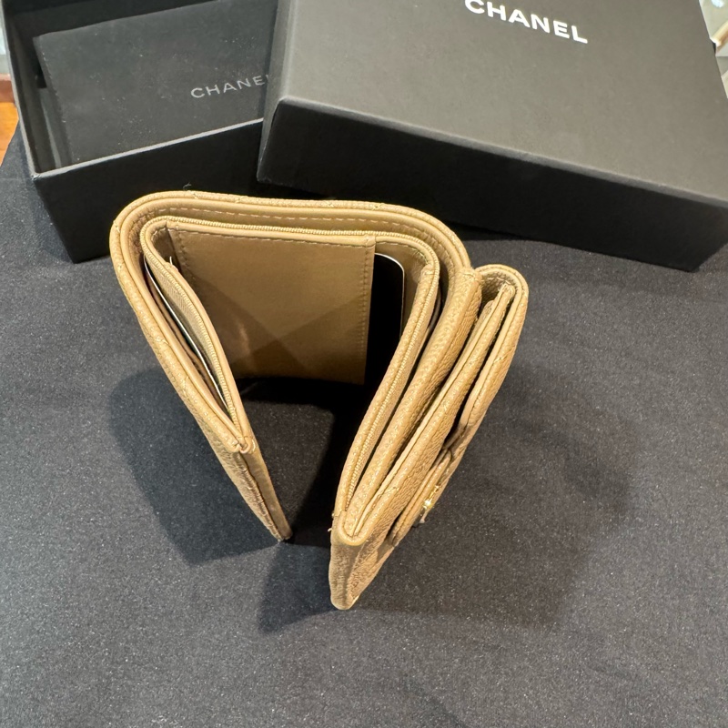CHANEL奶茶色淡金三折短夾晶片-5