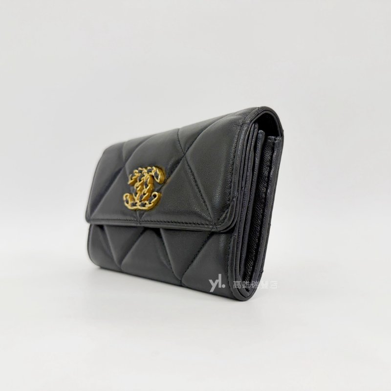 ❣Chanel 黑羊皮霧金釦19下蓋6卡中夾-3