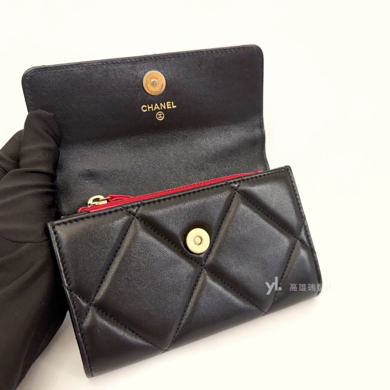 ❣Chanel 黑羊皮霧金釦19下蓋6卡中夾-5