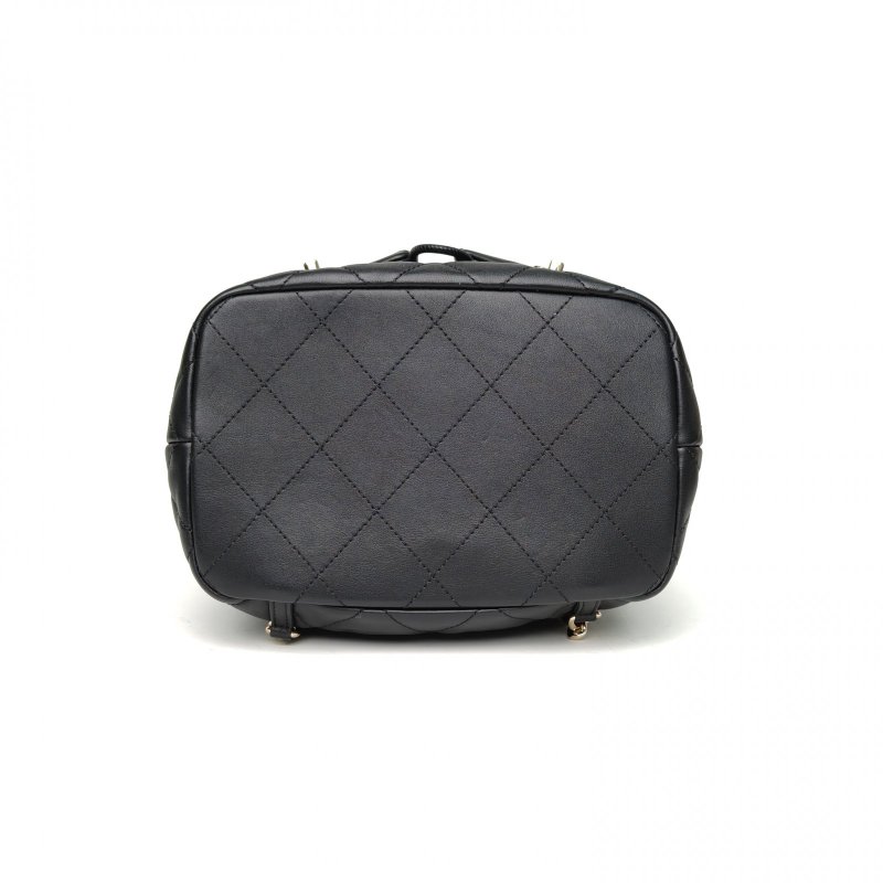 CHANEL 23B無蓋雙口袋抽繩雙肩包黑色牛皮晶片開淺金扣肩背包-4