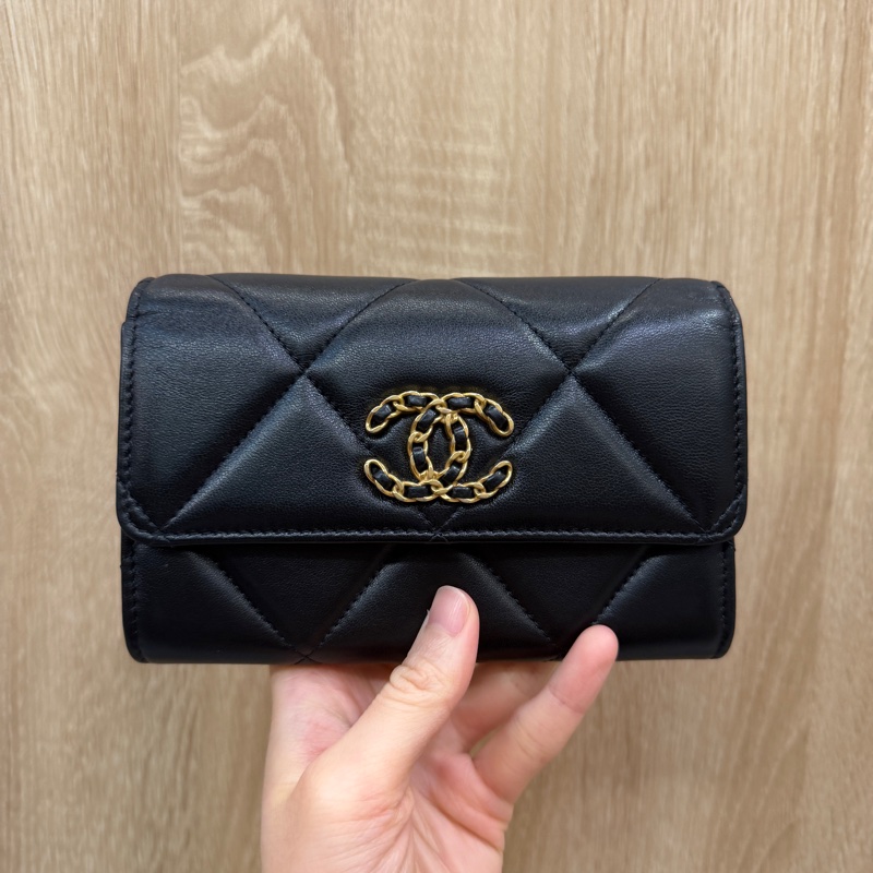 Chanel 黑羊皮霧金釦19下蓋中夾AP2700-0