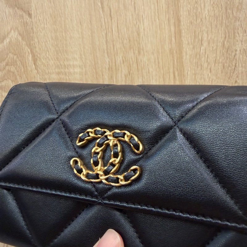 Chanel 黑羊皮霧金釦19下蓋中夾AP2700-1