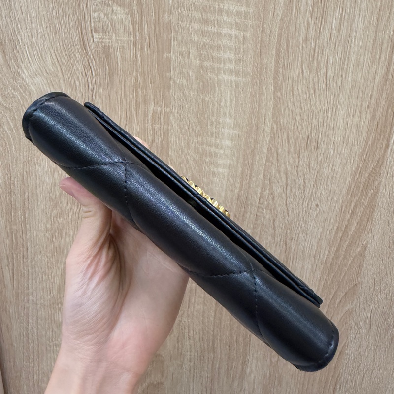 Chanel 黑羊皮霧金釦19下蓋中夾AP2700-6