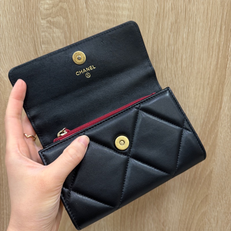 Chanel 黑羊皮霧金釦19下蓋中夾AP2700-9