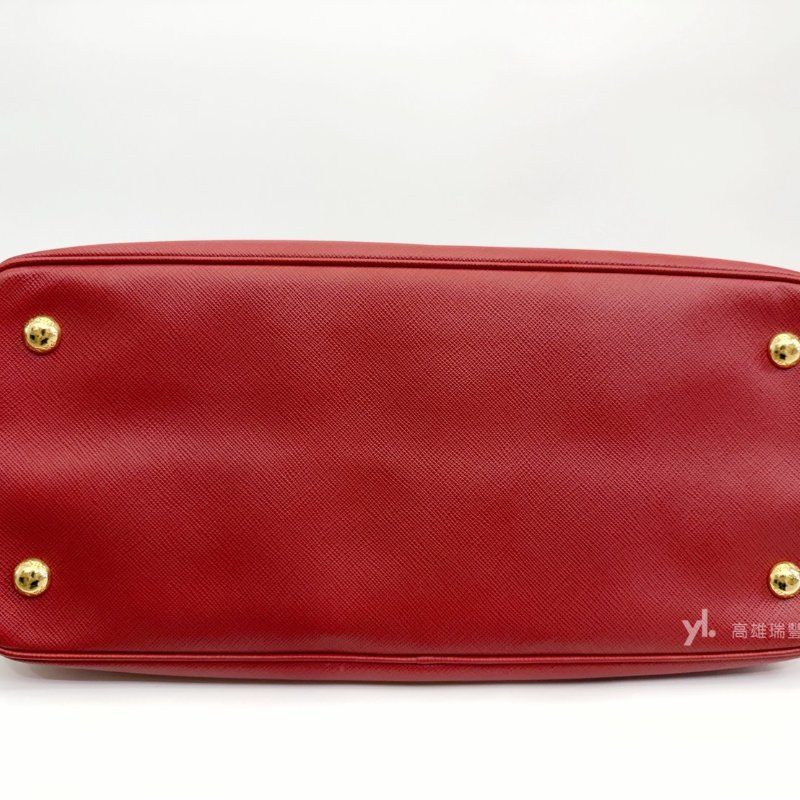 ❣Prada 紅防刮皮質金釦手提麗仕包-6
