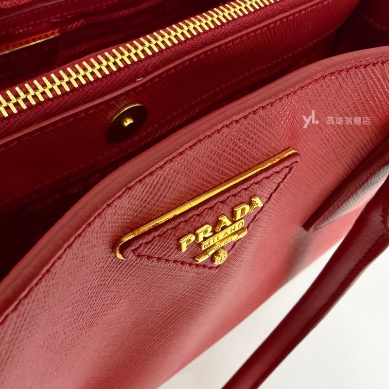 ❣Prada 紅防刮皮質金釦手提麗仕包-7