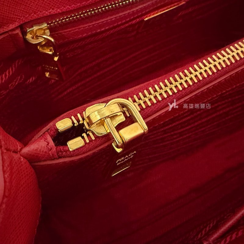 ❣Prada 紅防刮皮質金釦手提麗仕包-8