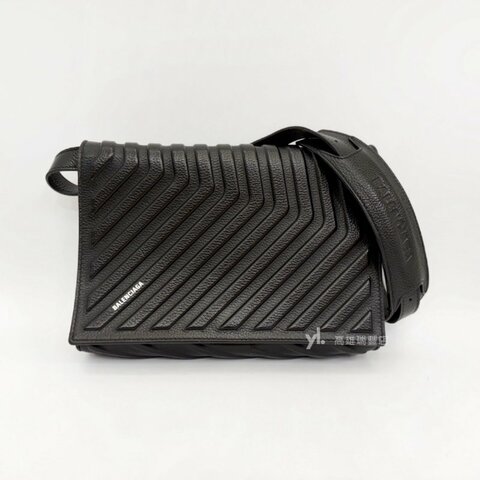 ❣Balenciaga 黑牛皮金釦下蓋8卡輪胎斜背包