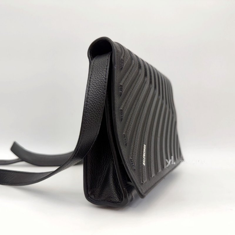 ❣Balenciaga 黑牛皮金釦下蓋8卡輪胎斜背包-2