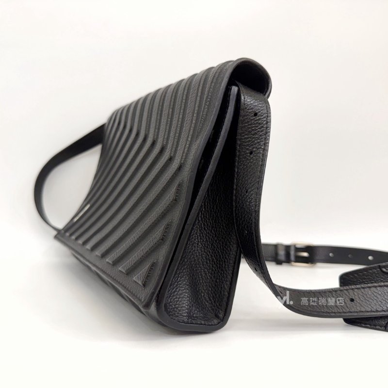 ❣Balenciaga 黑牛皮金釦下蓋8卡輪胎斜背包-3