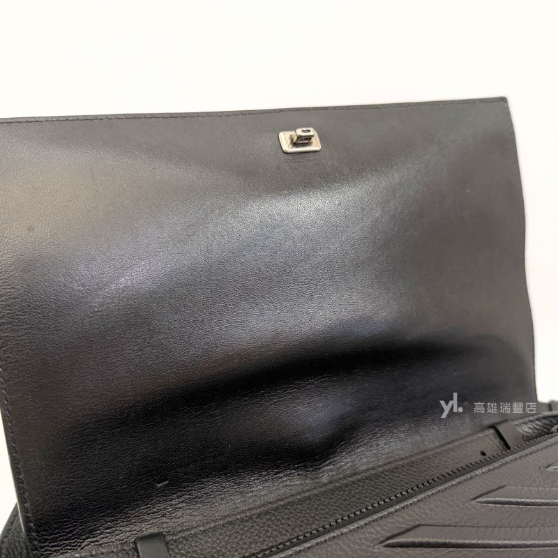 ❣Balenciaga 黑牛皮金釦下蓋8卡輪胎斜背包-7