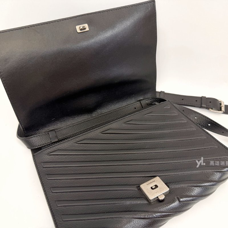 ❣Balenciaga 黑牛皮金釦下蓋8卡輪胎斜背包-8