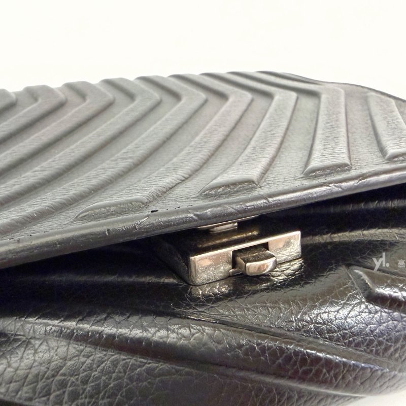 ❣Balenciaga 黑牛皮金釦下蓋8卡輪胎斜背包-9