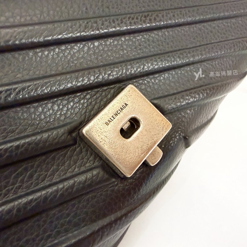 ❣Balenciaga 黑牛皮金釦下蓋8卡輪胎斜背包-12