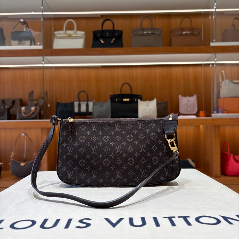 絕版復古小麻將・經典 Monogram 時髦中古風】Louis Vuitton Mini Lin Pochette｜老花帆布×焦糖棕色肩帶-0