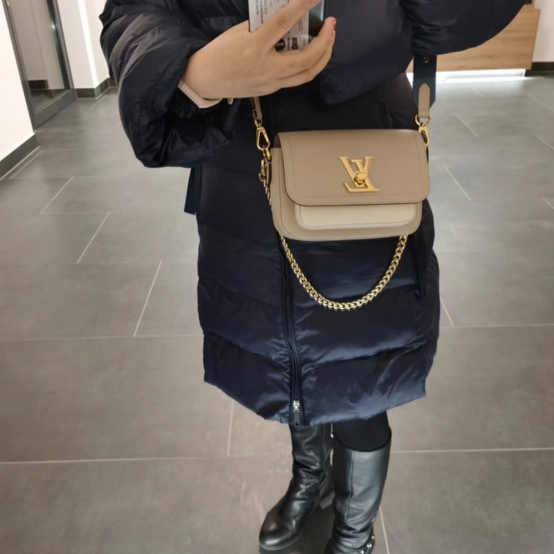 LV Lockme Tender系列拼色金扣肩背斜背包19*14*7 98新配件塵袋-1