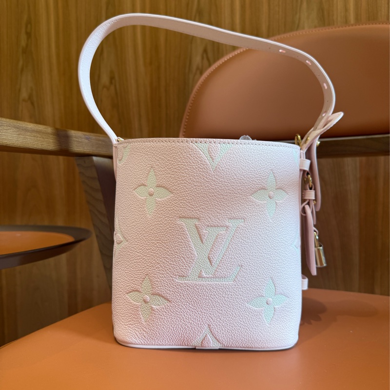 【夢幻櫻花粉】Louis Vuitton All In BB 水桶包｜甜美粉嫩皮革｜實用迷你容量｜附長背帶可肩背斜背-8