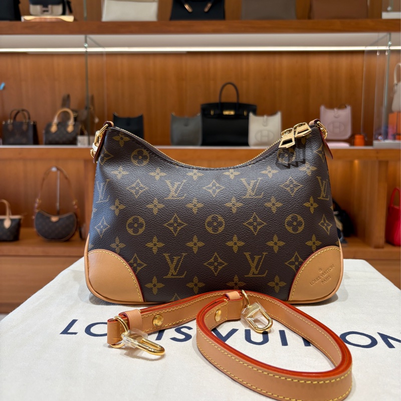 【質感與流線的完美融合】Louis Vuitton Monogram Boulogne 牛角包｜經典老花帆布｜金鍊肩背＋天然皮飾邊-1