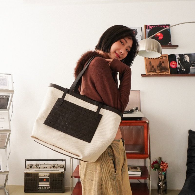 Bottega Veneta Flip Flap 編織皮革拚帆布手提托特包-中(754914-咖/米)-0