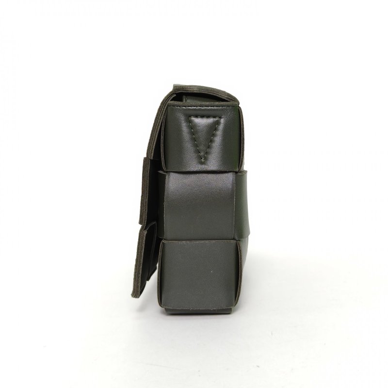 BOTTEGA VENETA Cassette23寬肩帶墨綠色羊皮肩背包-3