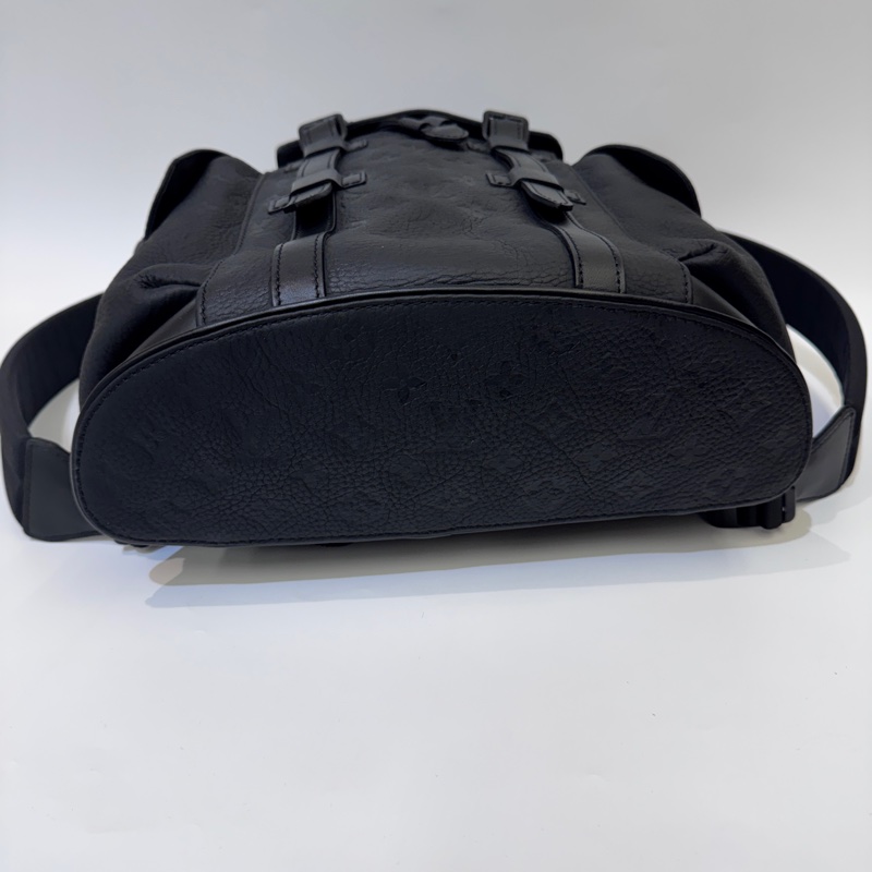 LV Christopher PM 黑壓紋牛皮束口下蓋後背包 晶片款-4