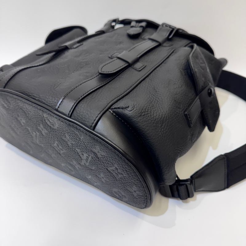 LV Christopher PM 黑壓紋牛皮束口下蓋後背包 晶片款-6