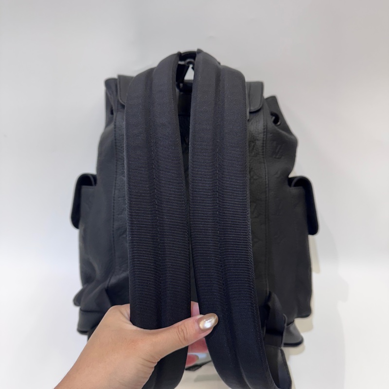 LV Christopher PM 黑壓紋牛皮束口下蓋後背包 晶片款-7