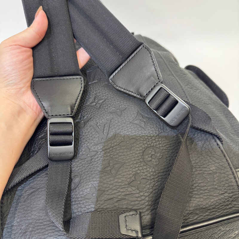 LV Christopher PM 黑壓紋牛皮束口下蓋後背包 晶片款-8