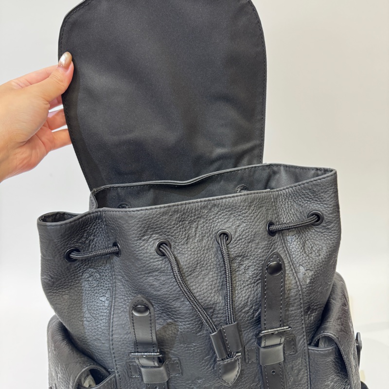 LV Christopher PM 黑壓紋牛皮束口下蓋後背包 晶片款-10