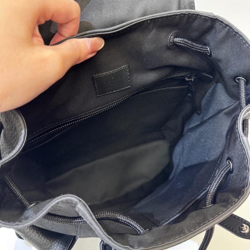 LV Christopher PM 黑壓紋牛皮束口下蓋後背包 晶片款-11