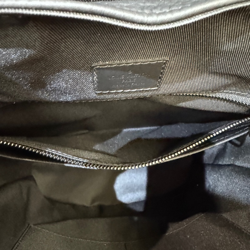 LV Christopher PM 黑壓紋牛皮束口下蓋後背包 晶片款-12